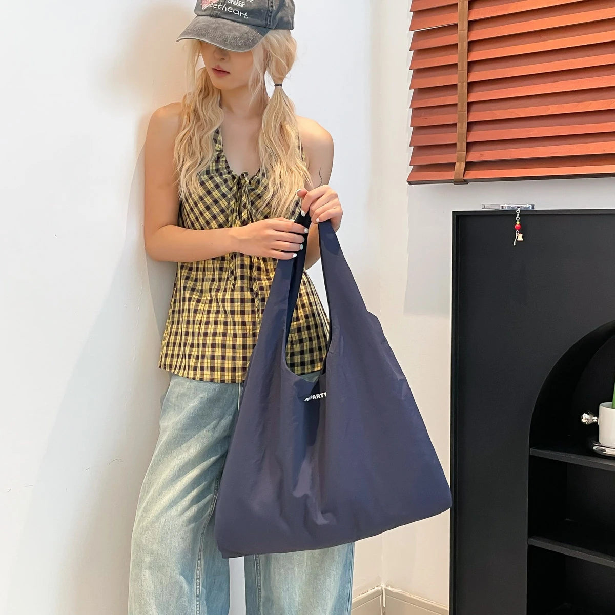 Women handbags. Simple and large-capacity lazy wind relaxation bag Hobo bag commuting bag 2025 early autumn new tide Joker bag