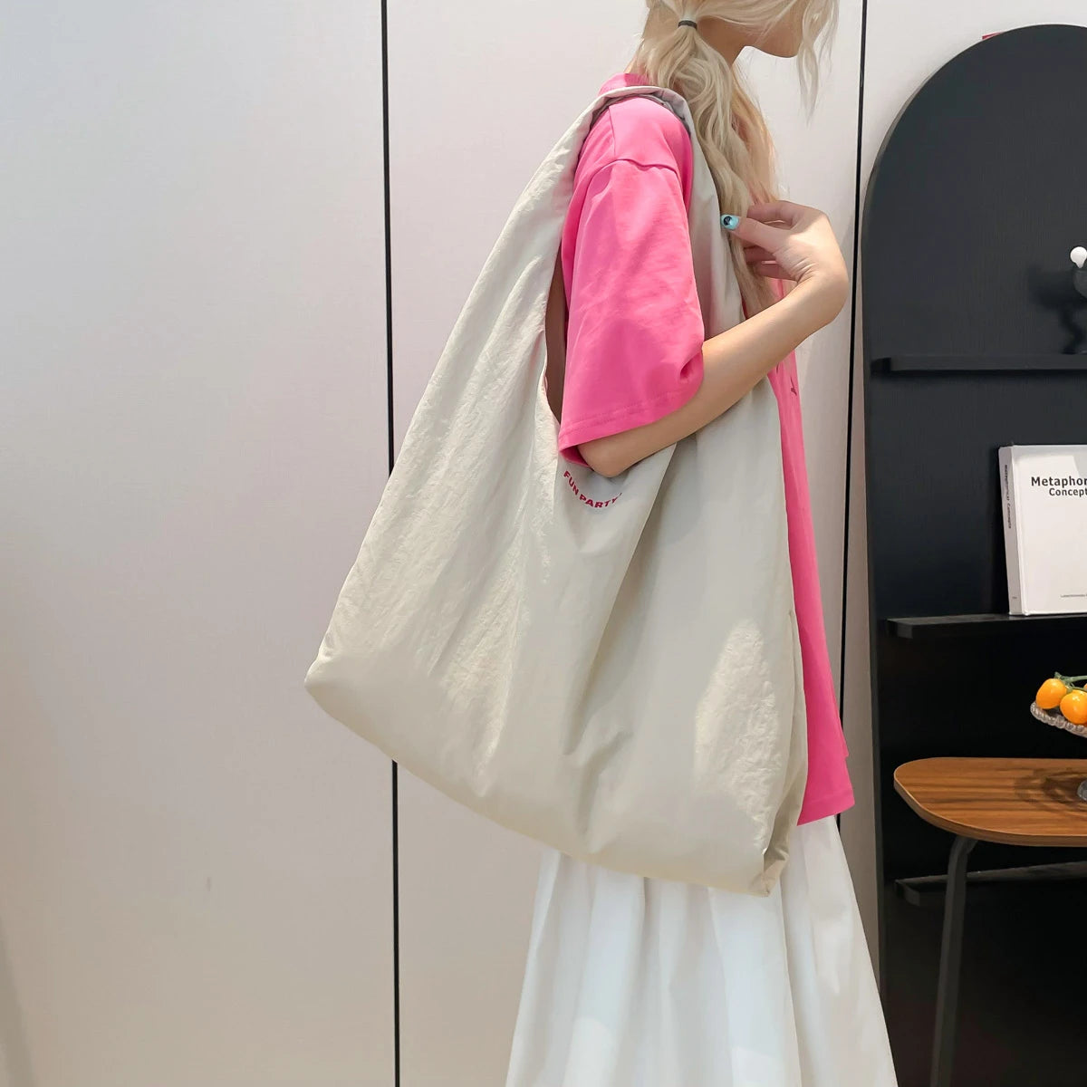 Women handbags. Simple and large-capacity lazy wind relaxation bag Hobo bag commuting bag 2025 early autumn new tide Joker bag