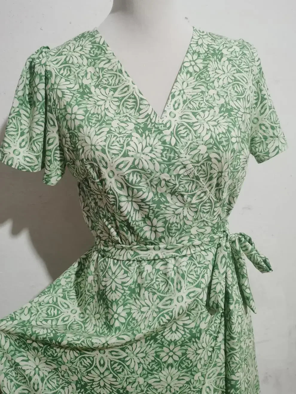 New Summer Women's V-neck Print Short-sleeve One-piece Belted Dress Beach Vacation Style Midi Skirt Regular Waistline