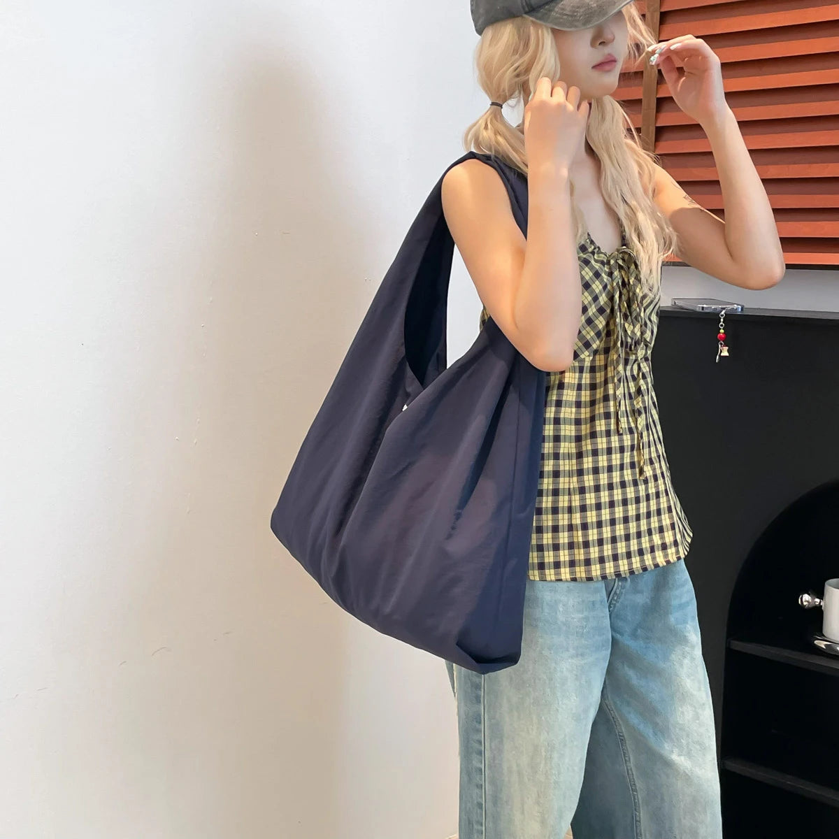 Women handbags. Simple and large-capacity lazy wind relaxation bag Hobo bag commuting bag 2025 early autumn new tide Joker bag