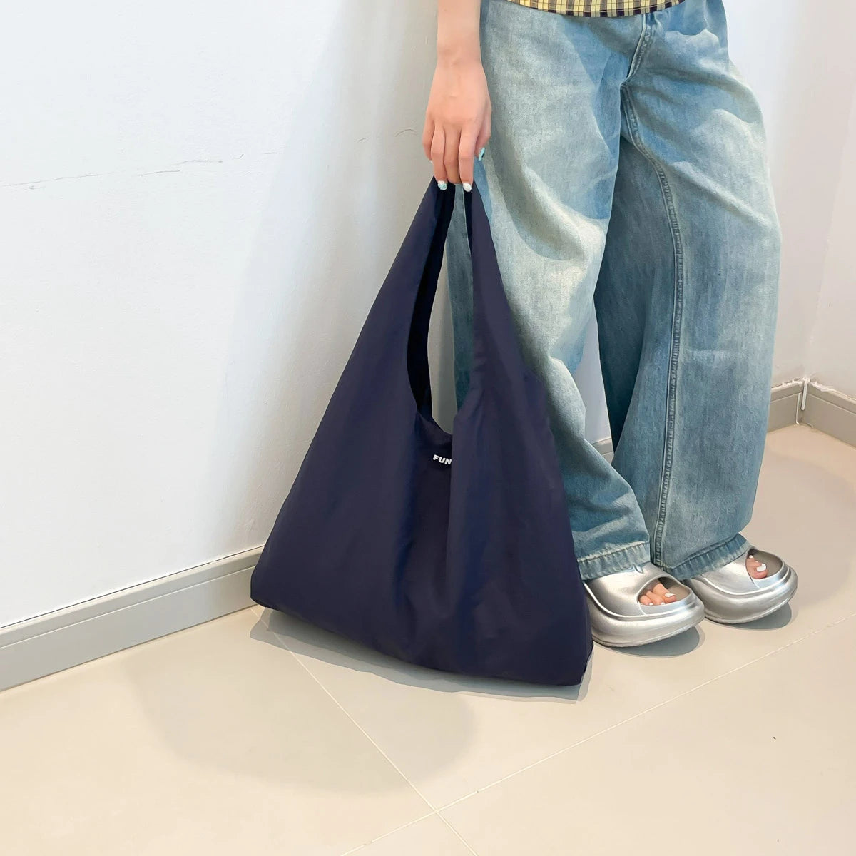 Women handbags. Simple and large-capacity lazy wind relaxation bag Hobo bag commuting bag 2025 early autumn new tide Joker bag